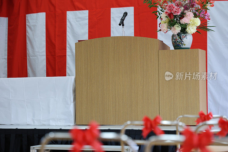 舞台上挂着红白窗帘的颁奖典礼