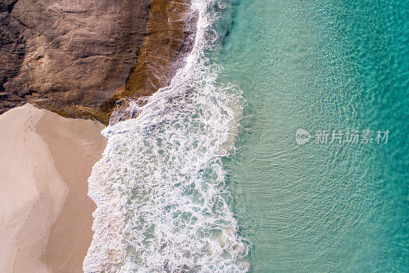 海滨鸟瞰图，沙滩和海水蓝色的海洋