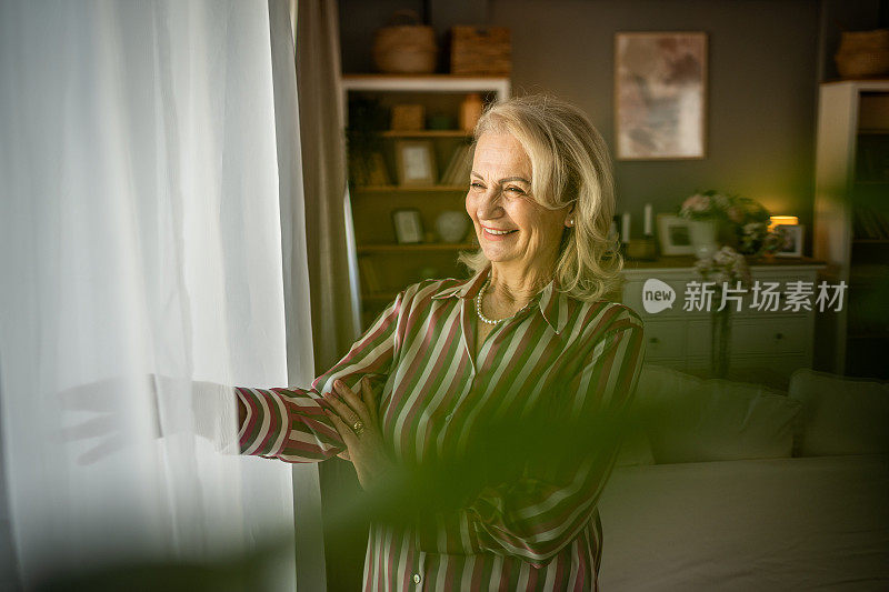 一个快乐的退休妇女的肖像，散发着自信和内心的满足。