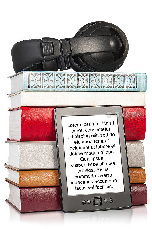 传统的纸质书、电子书和耳机被隔离在白色背景上。另一种读书方式的概念。