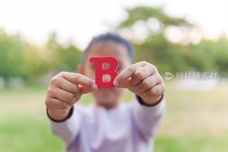 拿着字母“B”的孩子