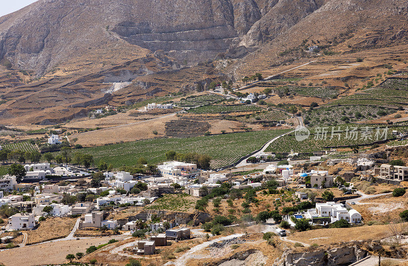 希腊圣托里尼卡马里地区的农田和葡萄园鸟瞰图