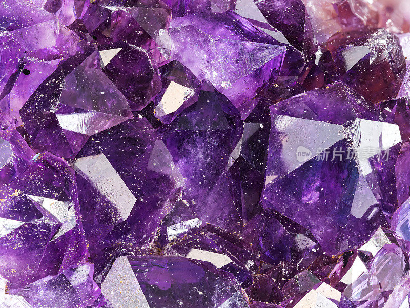 天然晶洞中的原生紫水晶晶体特写