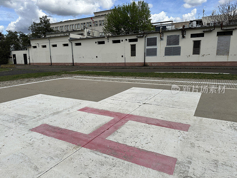 医院大楼停车场的直升机降落标志