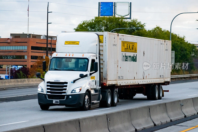 JB亨特运输，多式联运部门，半卡车行驶在90号州际公路通过市中心的斯波坎，华盛顿。