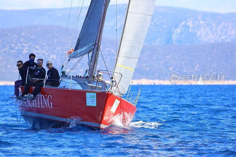 帆船在有风的天气里航行在爱琴海蔚蓝的海水中，在著名的度假胜地博德鲁姆的海岸上。