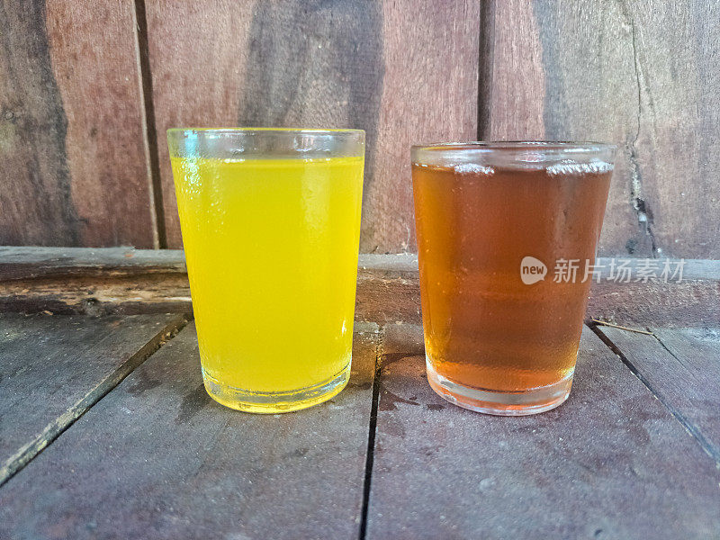 橙和茶新鲜冷饮在玻璃。橙和新鲜的冰茶在一个杯子里。饮料菜单。