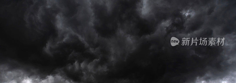 戏剧性的黑暗风暴云黑色的天空背景。雨季乌云密布。全景气象危险风暴灾害气候。暗云景风暴云与复制空间。