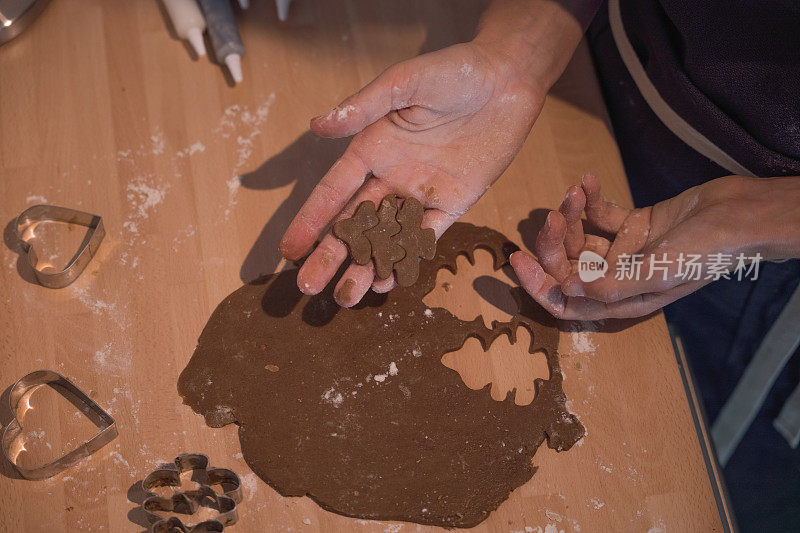 女人在家里烤圣诞饼干