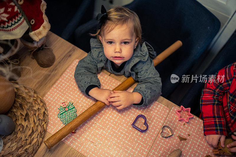 快乐的孩子女孩烤圣诞饼干库存照片