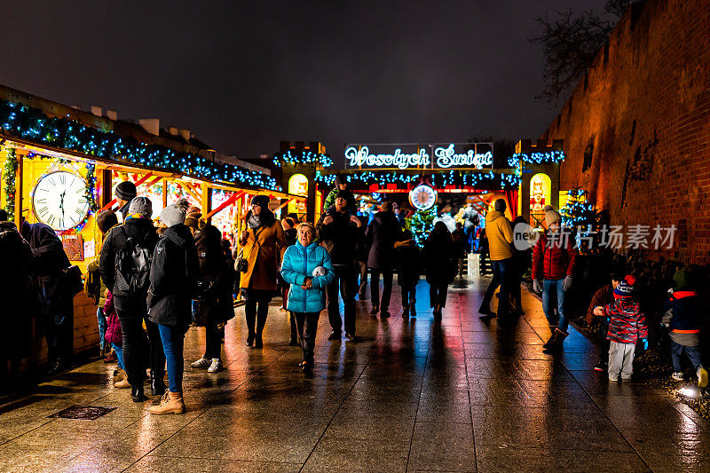 老城华沙圣诞市场附近的皇家城堡广场上人们散步