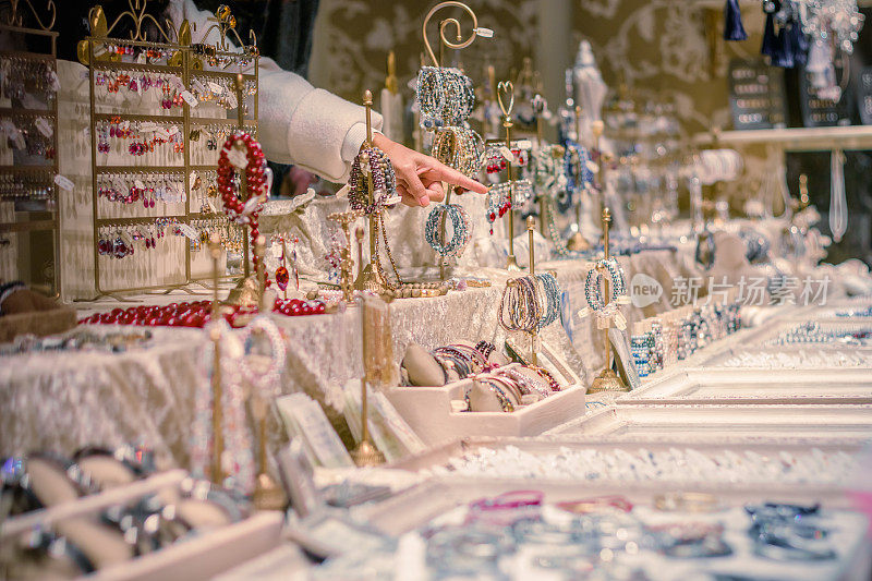 德国乌尔姆圣诞市场上的人造珠宝、小饰品和小饰物