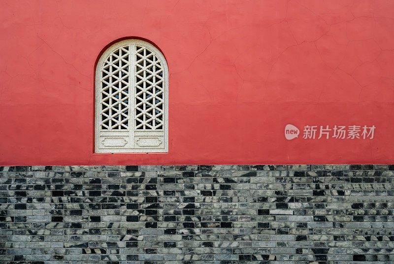 红色的墙和寺庙的窗户
