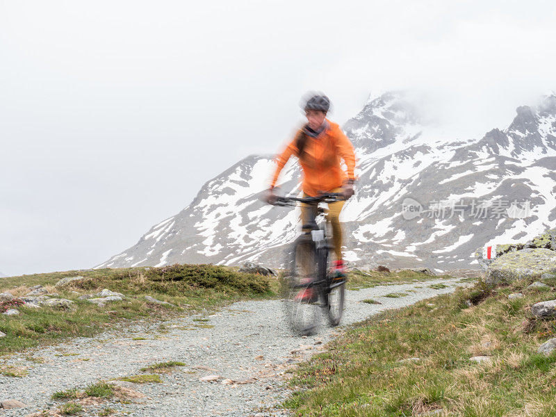 山地自行车在瑞士的小路上