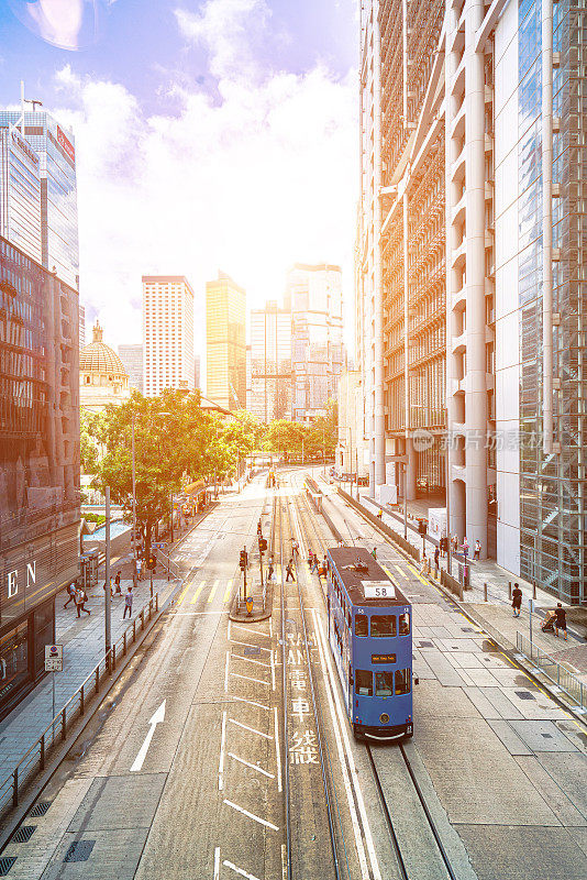 中国香港市区街道上的交通状况