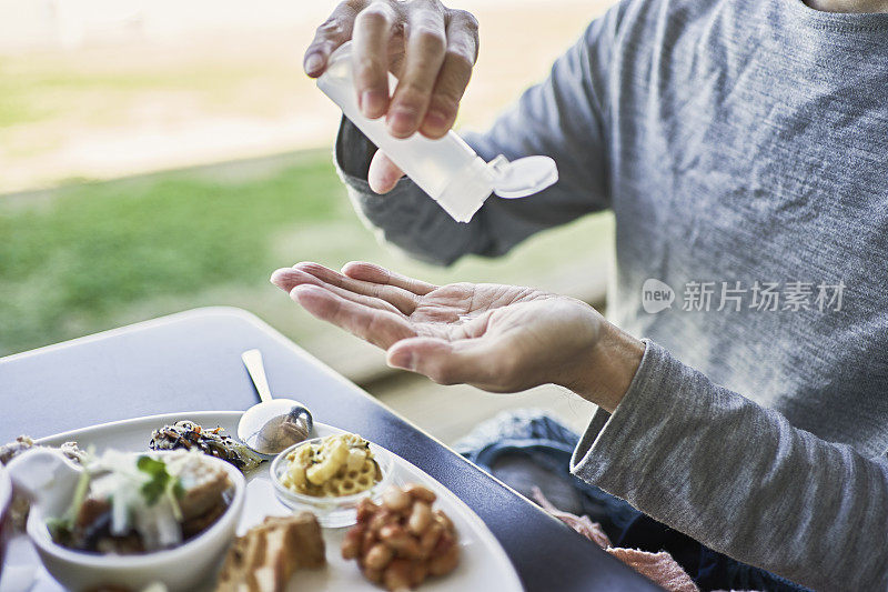 一名日本男子在一家素食咖啡馆坐下后，马上用酒精凝胶洗手