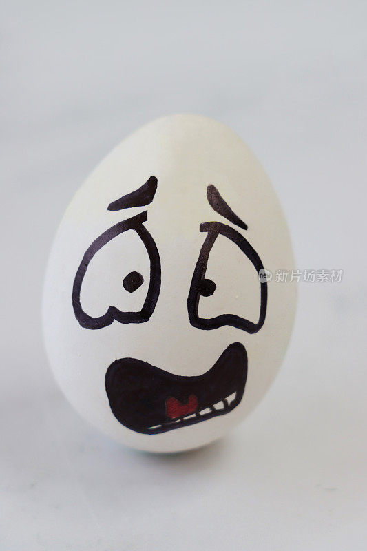 画在煮鸡蛋上的卡通脸表达忧虑和恐惧