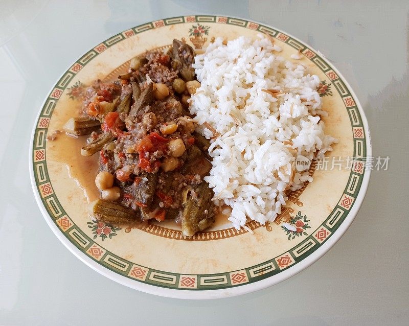 传统的土耳其秋葵与鹰嘴豆和绞牛肉菜肴烹制的饭肉在伊斯坦布尔土耳其