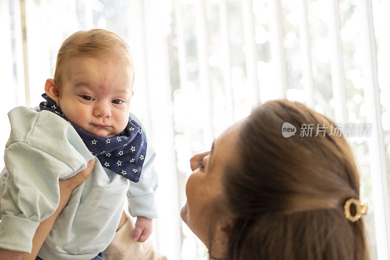 母亲高兴她的新生男婴