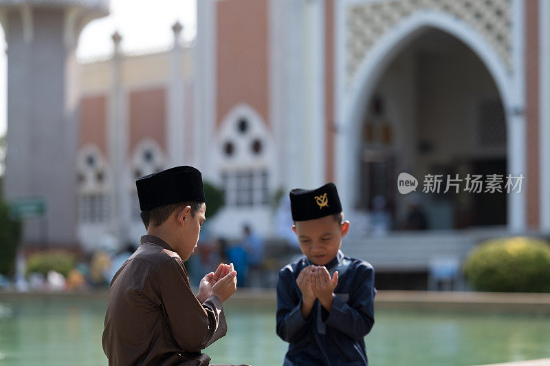 穆斯林男孩祈祷