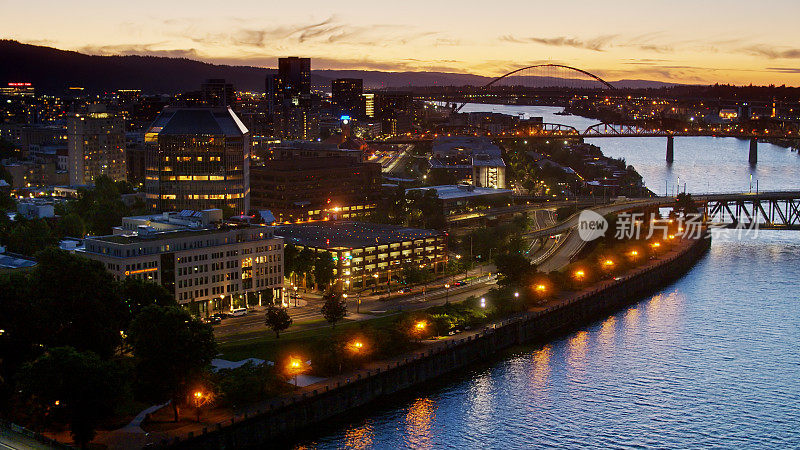 无人机拍摄的波特兰市中心滨河在暮色