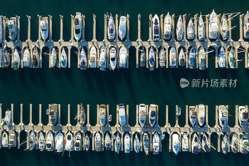 无人机，鸟瞰游艇和船只在美国加州码头