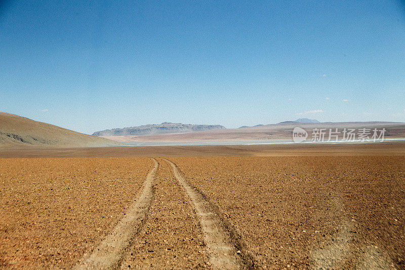 风景优美的道路通过沙漠在Altiplano，玻利维亚