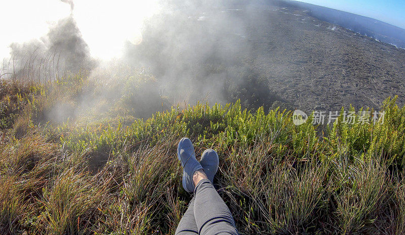 从火山口边缘步道向下看，Kīlauea火山口