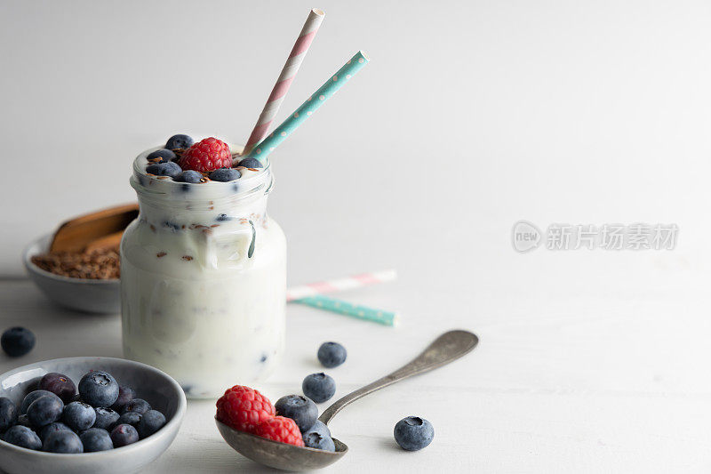 健康超级食品亚麻籽在碗中混合酸奶随时食用。这些种子非常健康，可以与各种不同的菜肴一起食用。