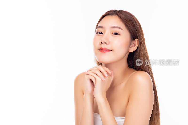 美丽的年轻亚洲女人，皮肤干净清新，闭着眼睛。女性美容面部护理。熊的肩膀。迷人的女孩有美丽的面部皮肤。面部护理、皮肤护理和美容护肤理念