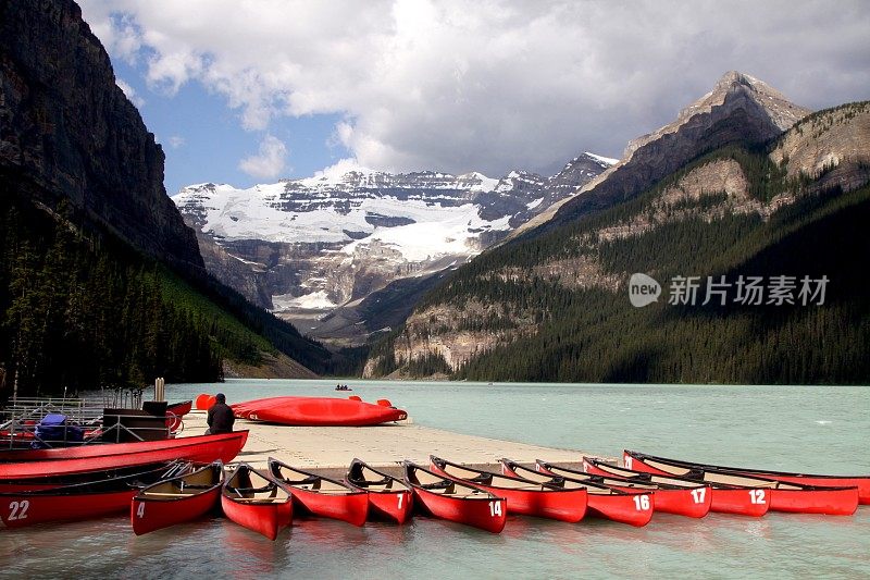 在加拿大的路易斯湖上划独木舟