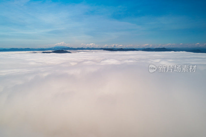 驾驶无人驾驶飞机飞过云层