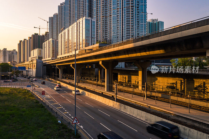 香港九龙的公路和城市现代建筑