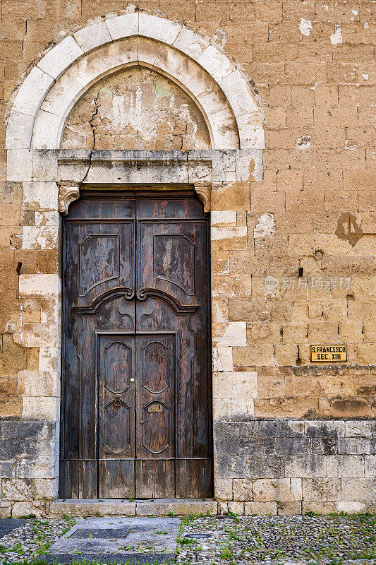 意大利中部奥维多中世纪小镇圣弗朗西斯教堂的一扇古老的木门