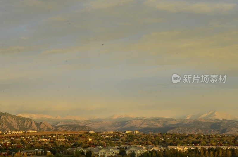 壮观的日出:科罗拉多州和熨斗山脉的布鲁姆菲尔德全景