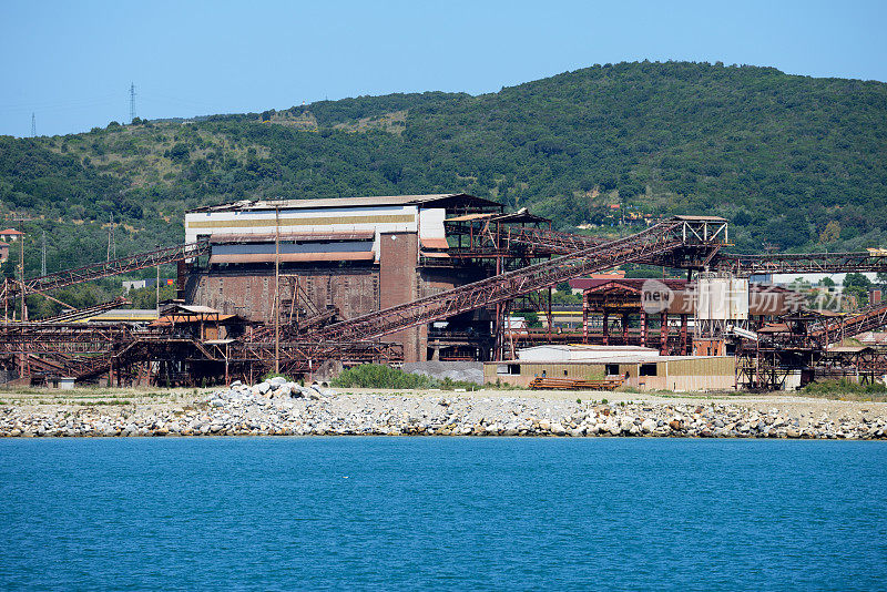 海边的钢厂
