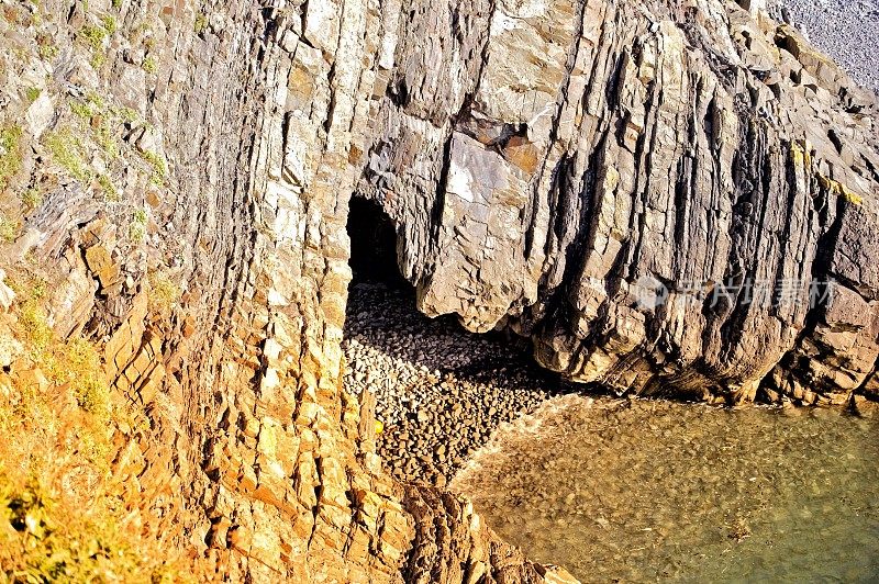 英国北德文郡海岸哈特兰角的岩石和悬崖的HDR图像