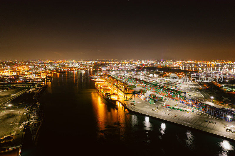 鸟瞰图的洛杉矶港口起重机，龙门架，和航运集装箱
