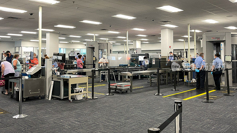 佛罗里达奥兰多桑福德国际机场的TSA安全区域。