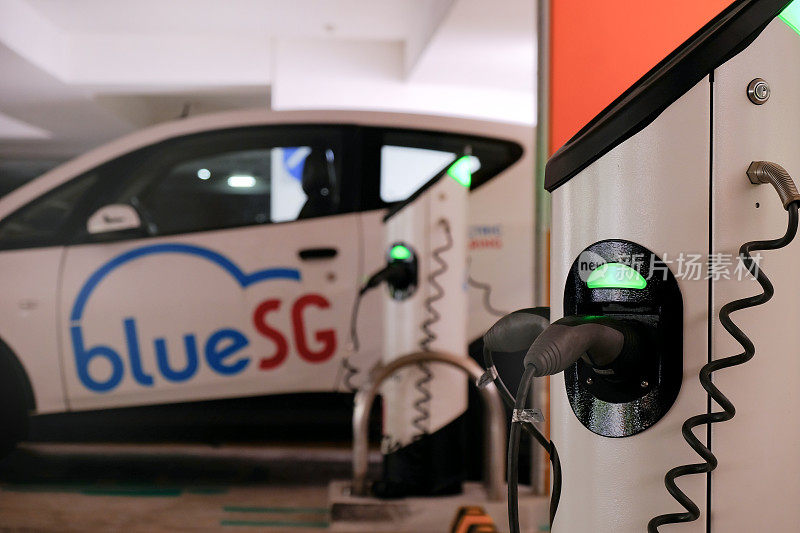 新加坡Sep2020多层停车场共享电动汽车充电站。BlueSG是Bolloré集团的子公司;有选择性的重点。