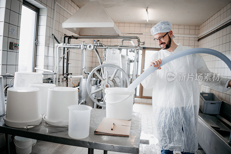 技术人员检查牛奶的质量