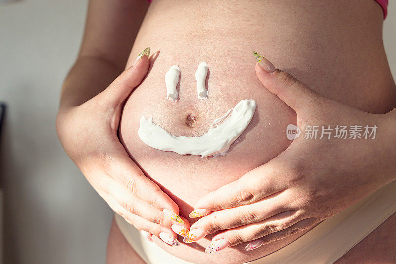 范妮的脸对孕妇的腹部特写。幸福家庭的概念