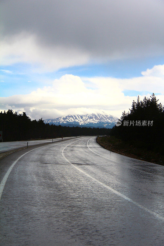 土耳其，泥泞的道路和伊尔加兹山景