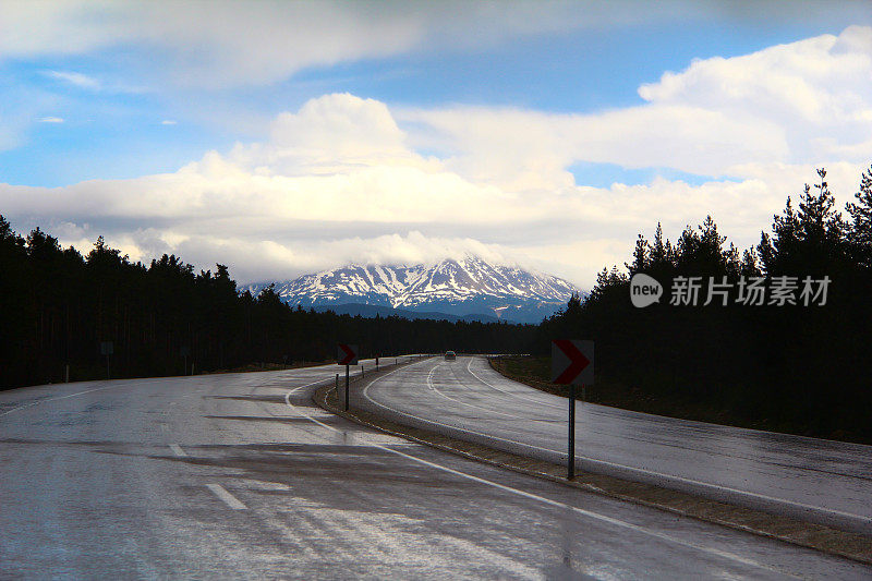 土耳其，泥泞的道路和伊尔加兹山景