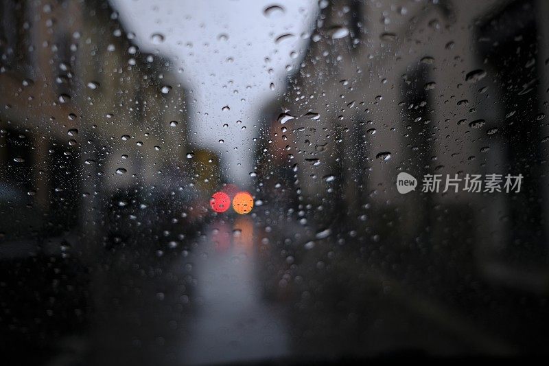 在雨中开车