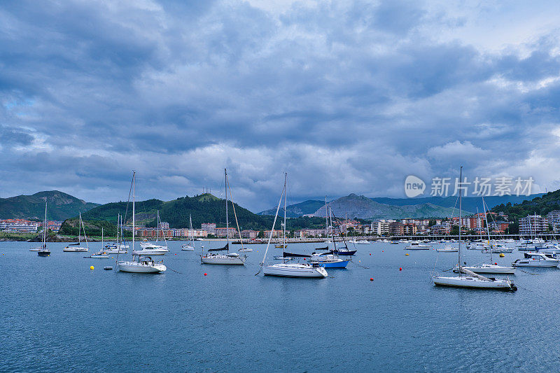 比斯开湾卡斯特罗乌代莱斯镇的风景