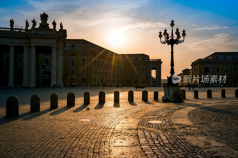 清晨的阳光反射在罗马市中心圣彼得广场的石板铺路上