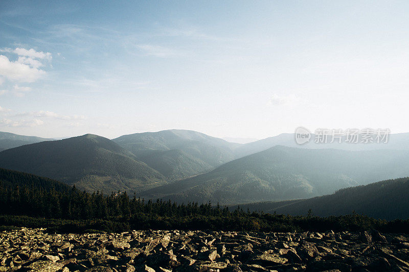 乌克兰喀尔巴阡山脉的戈尔加尼山脉在日落时的风景