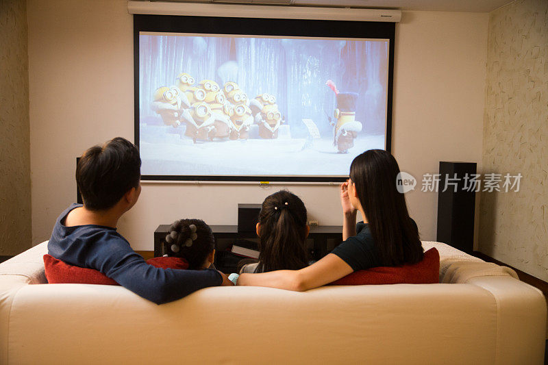 幸福家庭看电视