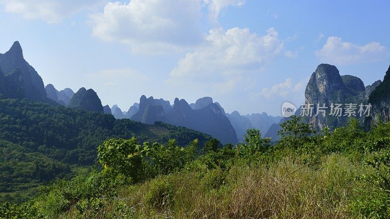 漓江沿线喀斯特峰林地貌